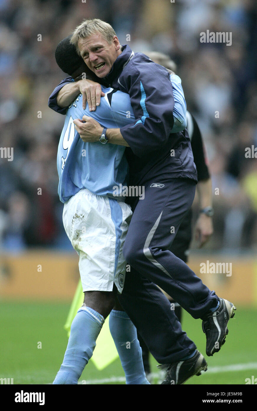 ANDREW COLE & STUART PEARCE MANCHESTER CITY V PORTSMOUTH ANGLETERRE MANCHESTER CITY SPORT 27 Août 2005 Banque D'Images
