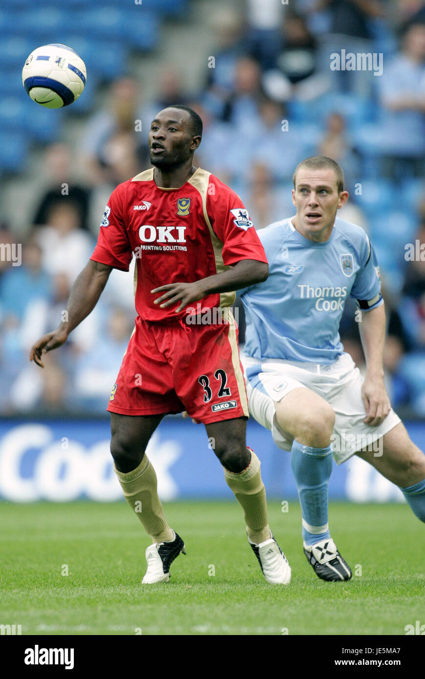 LOMANA LUA LUA & RICHARD DUNNE MANCHESTER CITY V PORTSMOUTH ANGLETERRE MANCHESTER CITY SPORT 27 Août 2005 Banque D'Images