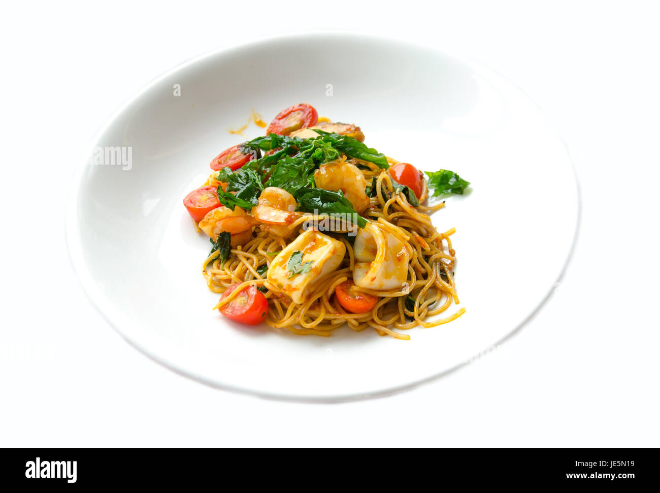 Épicé sauté de fruits de mer spaghetti à appeler KEE MAO CNE sur fond blanc Banque D'Images