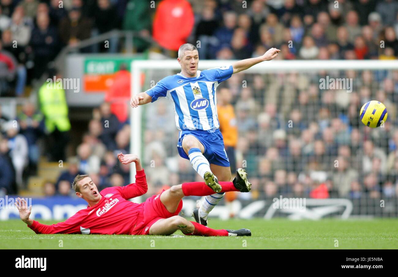 PETER CROUCH ET GRAHAM KAVANAGH LIVERPOOL V Wigan Athletic ANFIELD LIVERPOOL Angleterre 03 Décembre 2005 Banque D'Images