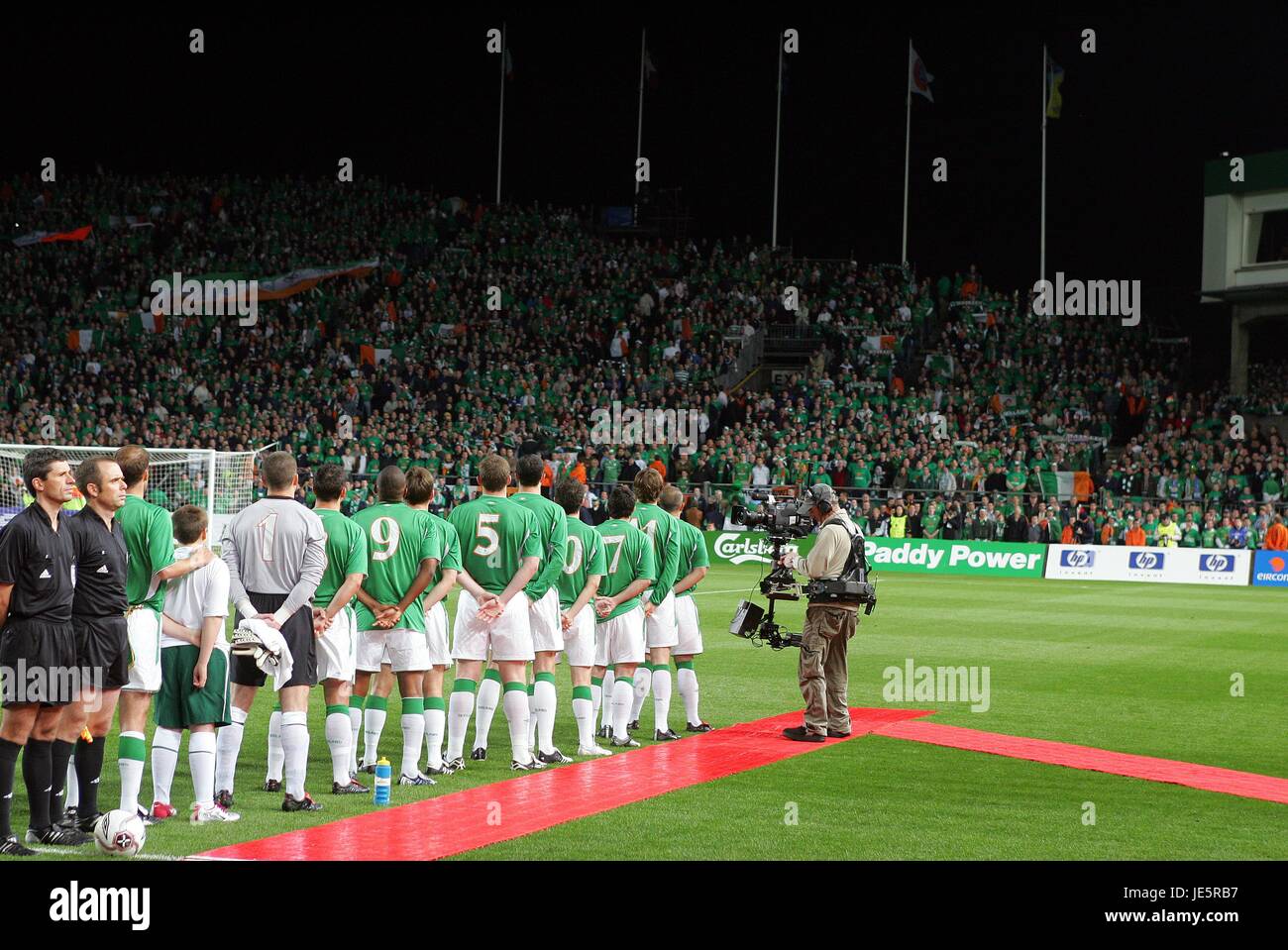 Les joueurs IRLANDAIS AU COURS DE L'IRLANDE V REP HYMNE SUISSE LANSDOWNE ROAD DUBLIN 12 Octobre 2005 Banque D'Images