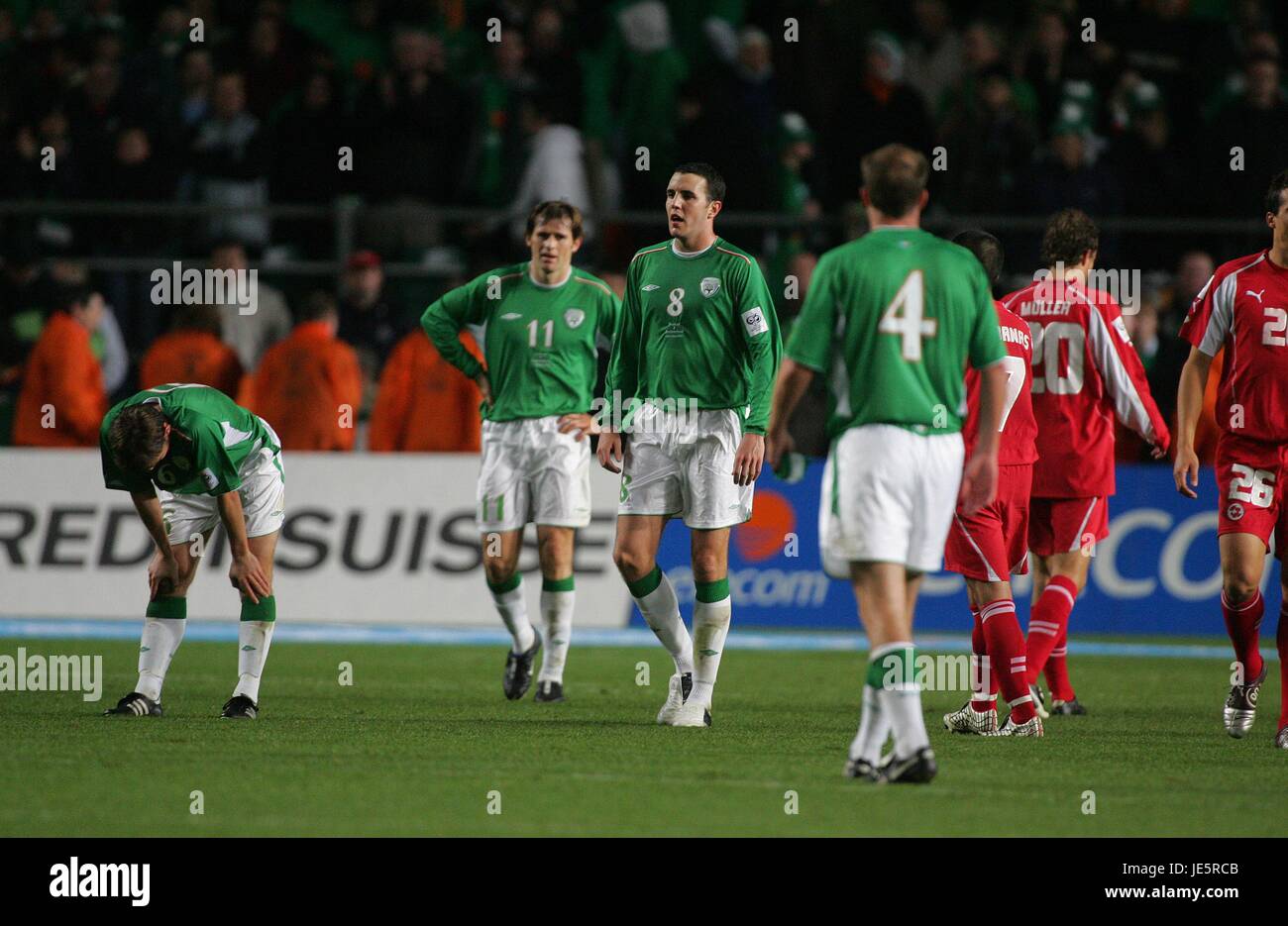 Les joueurs irlandais au coup de sifflet final REP D'IRLANDE V SUISSE LANSDOWNE ROAD DUBLIN 12 Octobre 2005 Banque D'Images