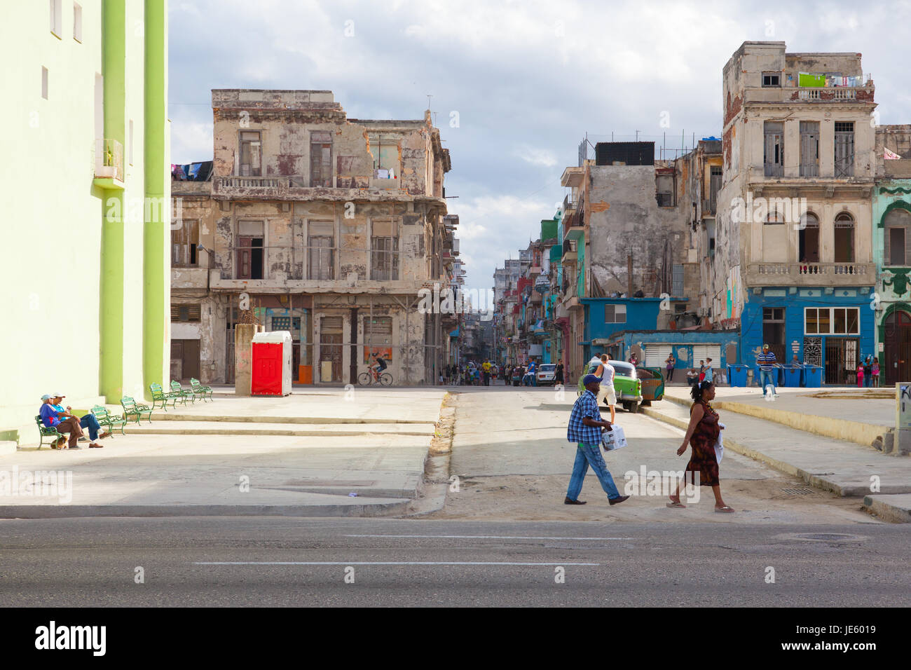 La Havane, Cuba - Janvier 21,2017 : La Havane Malecon. Le Malecon (officiellement l'Avenida de Maceo) est une vaste esplanade, chaussée et de l'érection qui s'étend sur Banque D'Images