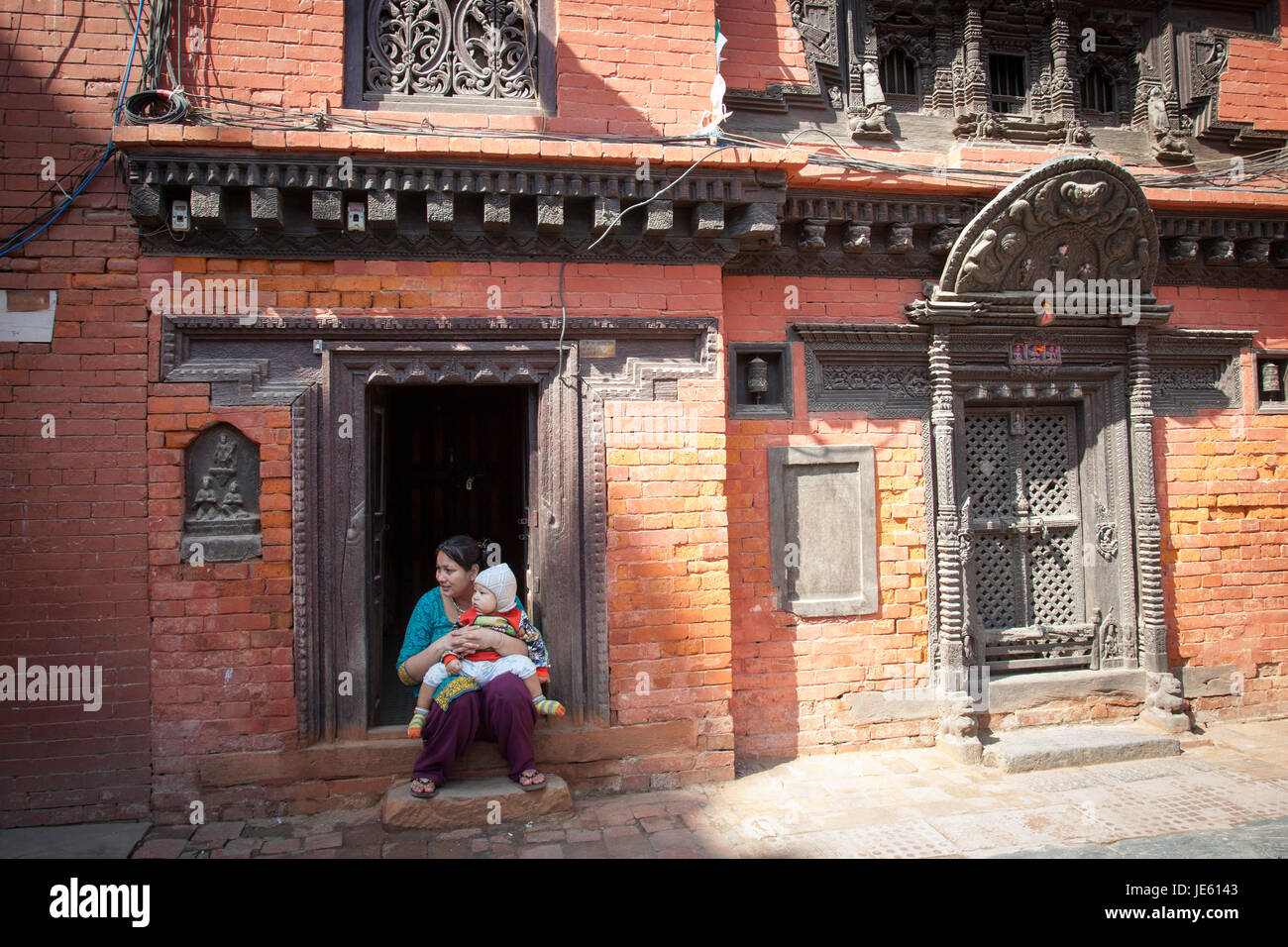 Les tibétains fidèlement,gros plans des coutumes autochtones en tibétain,les jeunes enfants,olfer les enfants, les hommes, les femmes, les garçons dans la Vallée de Kathmandu à Kathmandu Banque D'Images