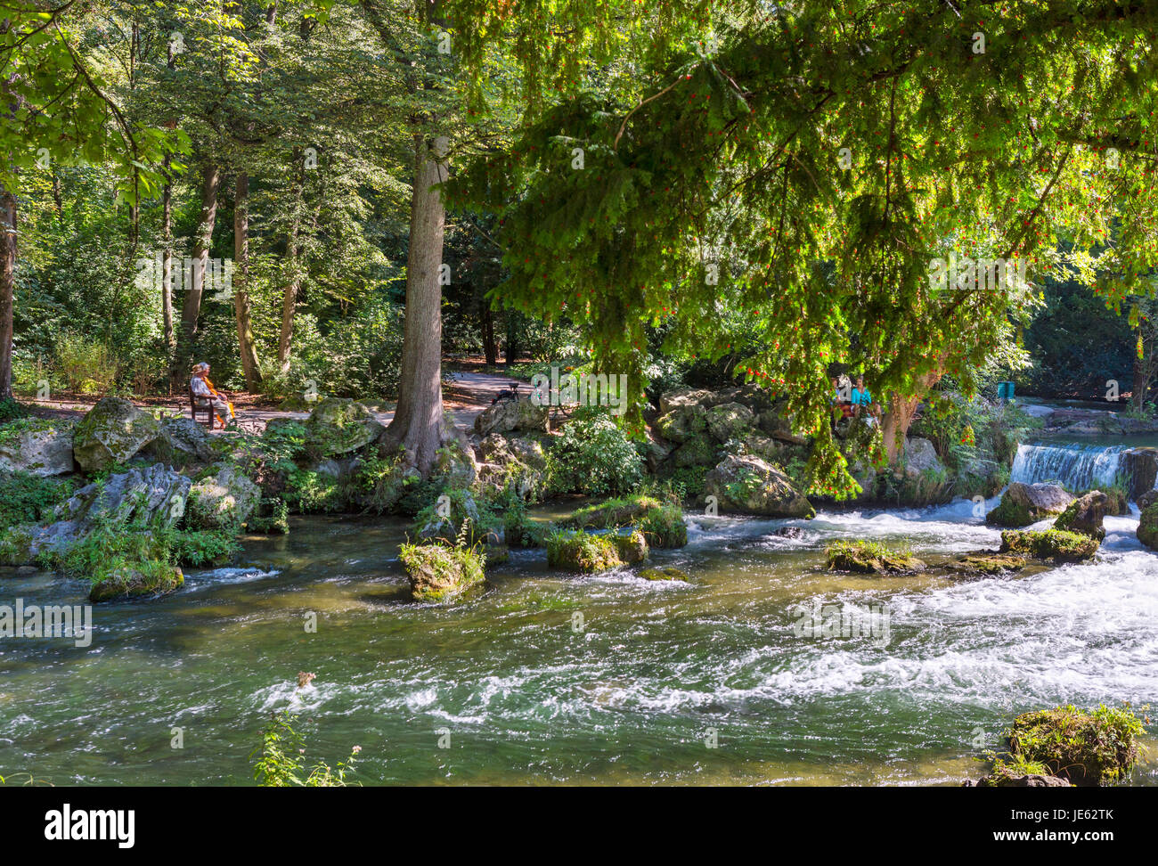 L'Eisbach dans l'Englischer Garten, Munich, Bavière, Allemagne Banque D'Images