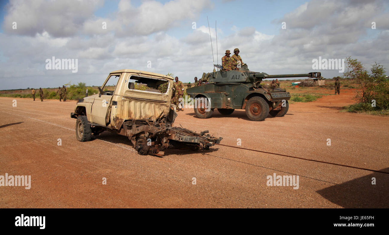 Cette image du 22 août 2013 représente des affrontements à Kismayo, en Somalie. La photo met en lumière le conflit intense dans la région entre les forces militaires somaliennes et les groupes insurgés. Kismayo, une ville portuaire, est devenue un point central du conflit pendant la guerre civile somalienne, le contrôle de la ville étant un objectif stratégique important pour diverses factions. Banque D'Images