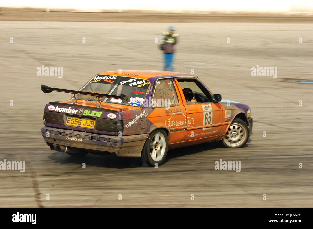 Le '2013-09-07 NDT BMW E30' fait référence à un modèle de véhicule spécifique, le BMW E30, connu pour son design classique et ses performances. La E30 a été produite de 1982 à 1994 et est devenue un classique culte parmi les amateurs de voitures pour son style et sa dynamique de conduite. Banque D'Images