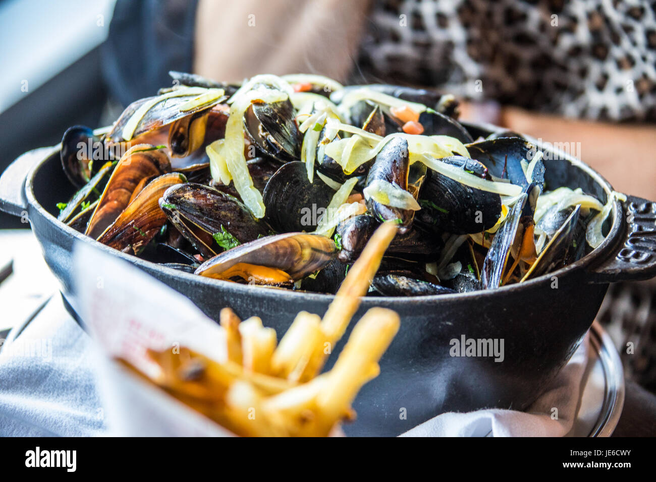 Moules au safran à DBGB Kitchen and Bar, East Village, New York City Banque D'Images