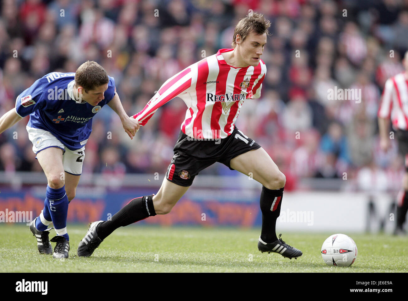 D WHITEHEAD & JOEY GUDJONSSON SUNDERLAND V LEICESTER STADIUM OF LIGHT SUNDERLAND 23 Avril 2005 Banque D'Images