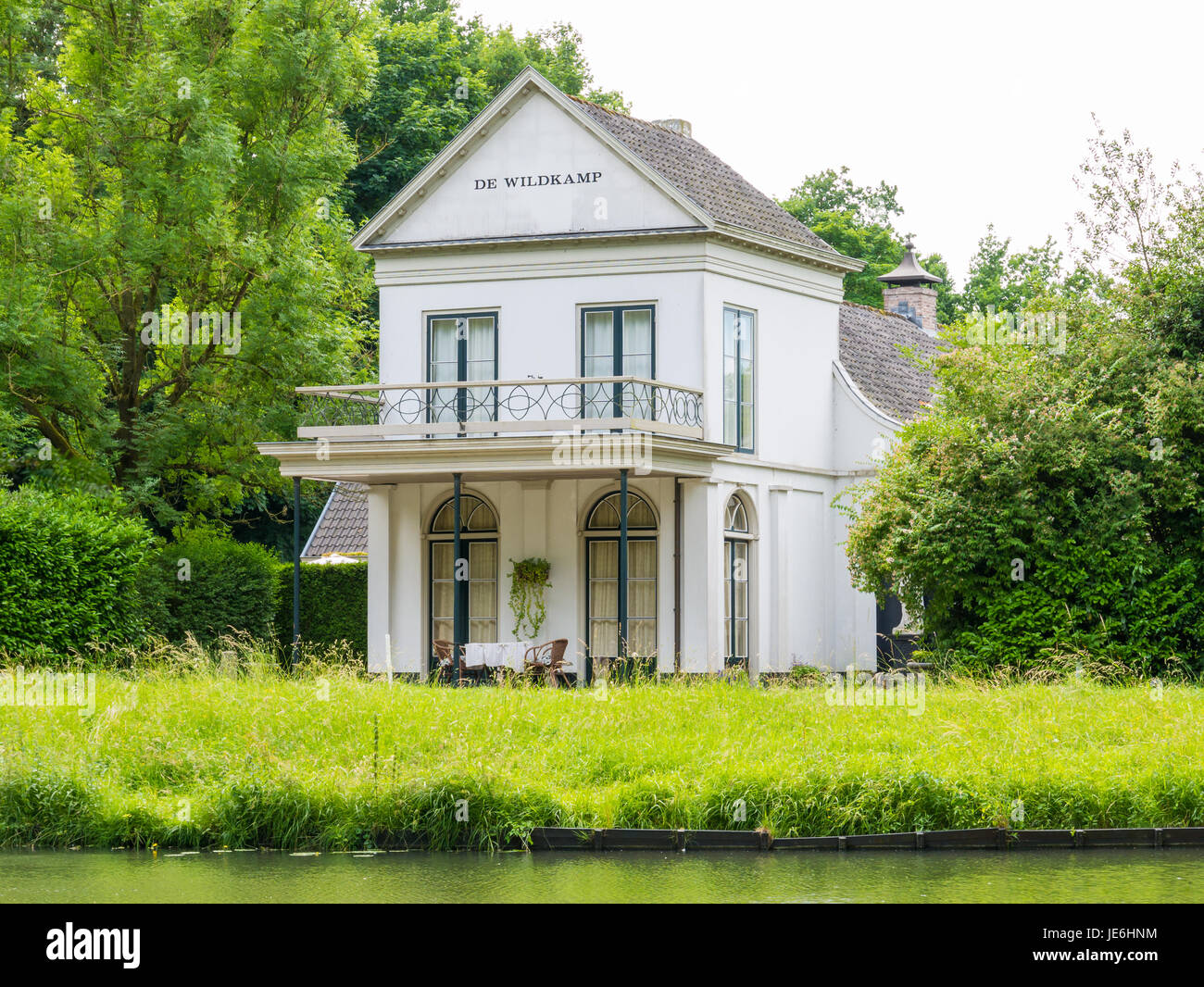 Maison Wildkamp au bord de l'eau et des douves en vieille ville de Wijk bij Duurstede en province Utrecht, Pays-Bas Banque D'Images