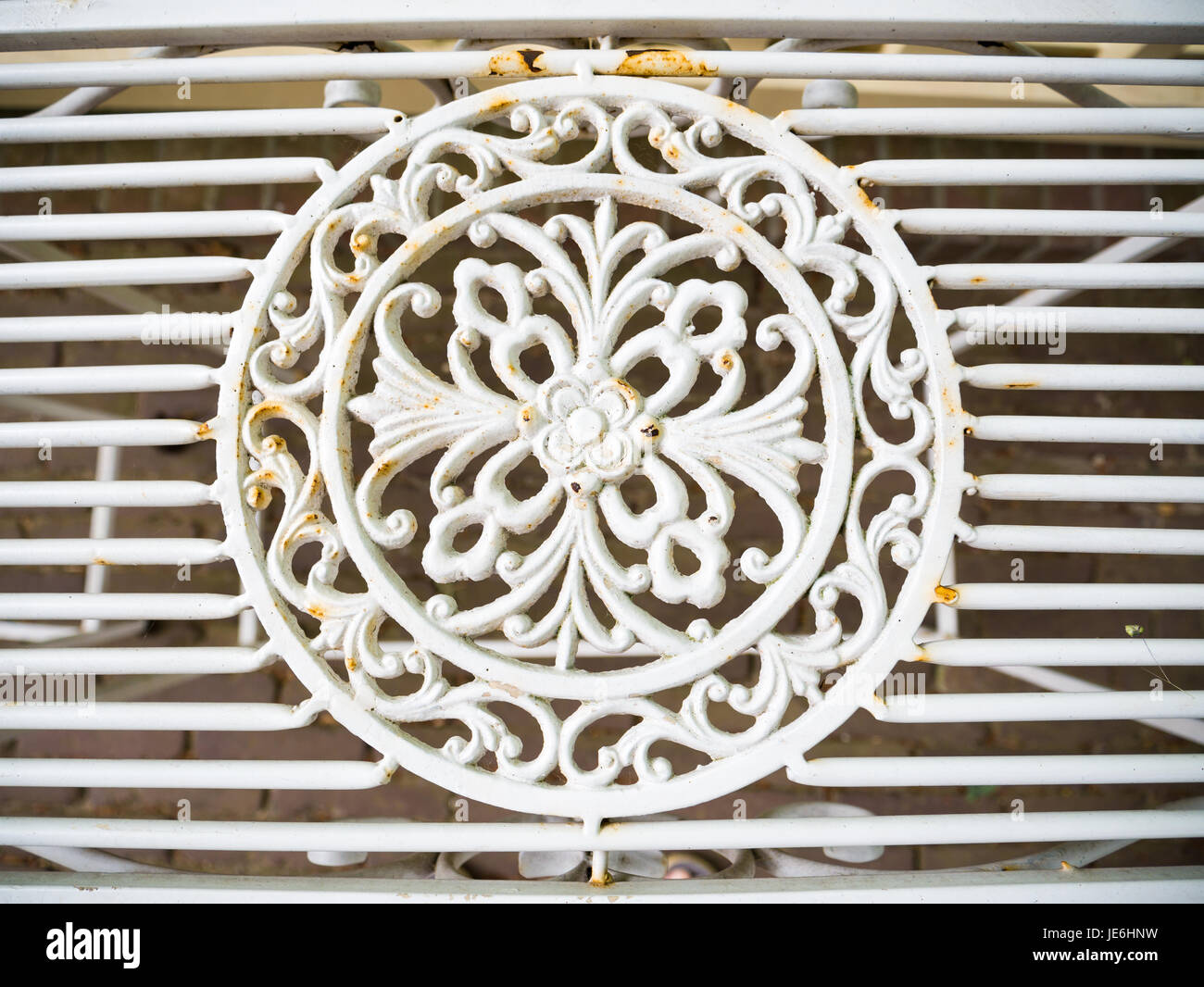 Détail de l'ornement décoration vintage classique comme en fonte chaise blanche Banque D'Images