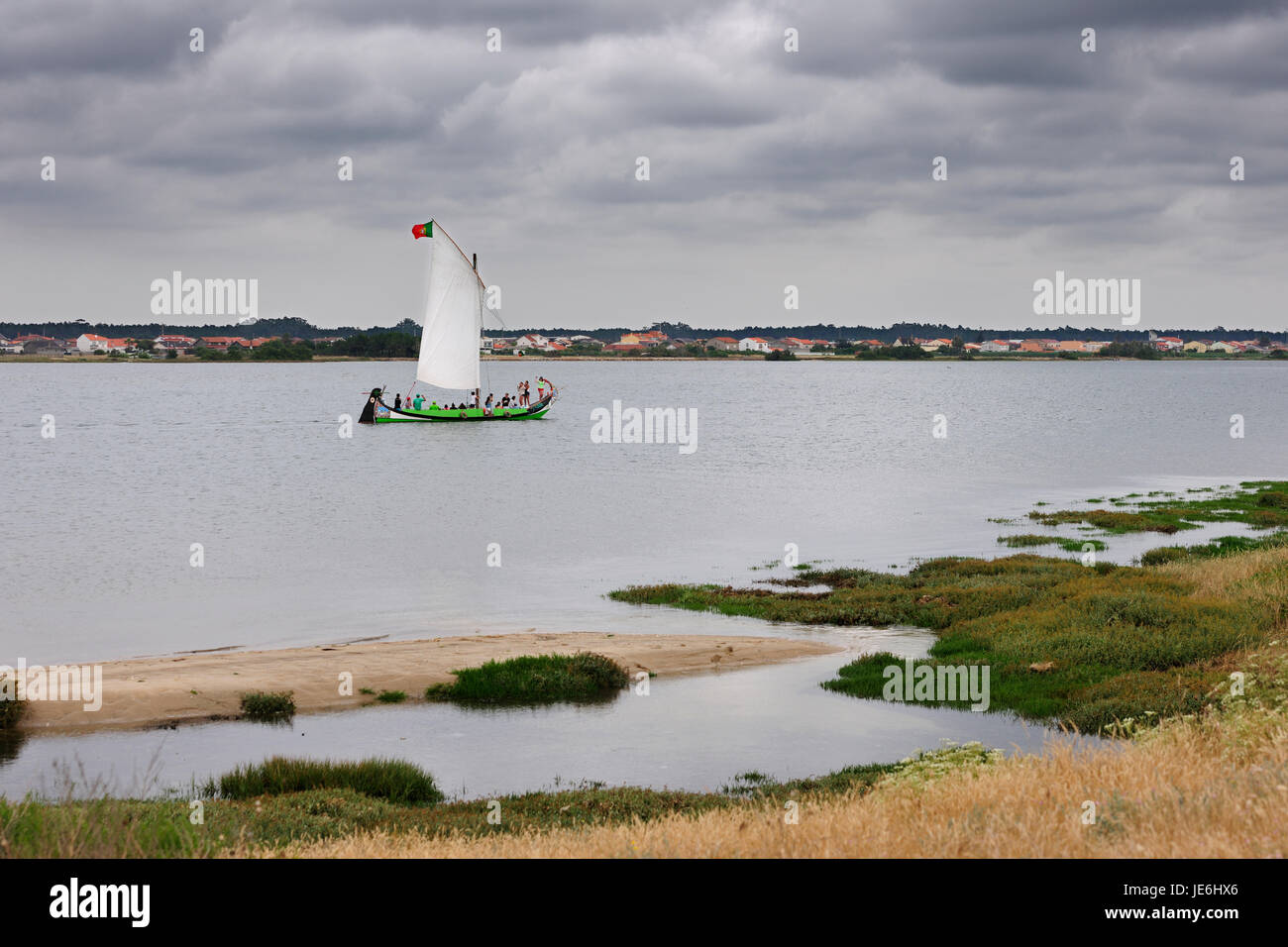Un bateau traditionnel, moliceiro Aveiro, une croisière sur la rivière. Portugal Banque D'Images
