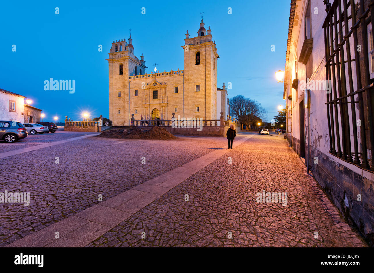 La cathédrale de la ville médiévale fortifiée de Miranda do Douro, au crépuscule. Trás-os-Montes, Portugal Banque D'Images