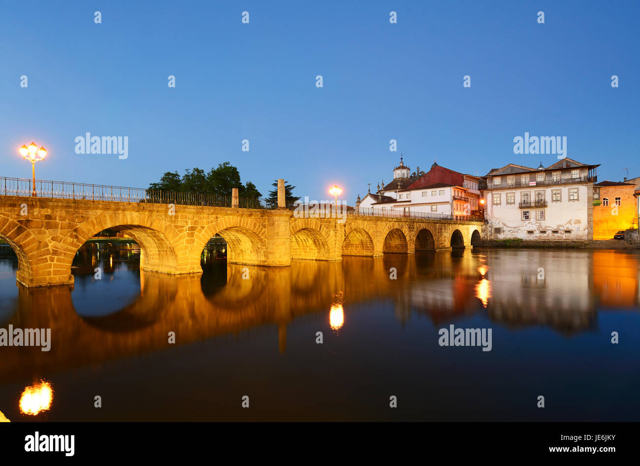 Le pont romain de Chaves, également connu sous le pont de Trajan, datant du 1er siècle de notre ère. Tras os Montes, Portugal Banque D'Images