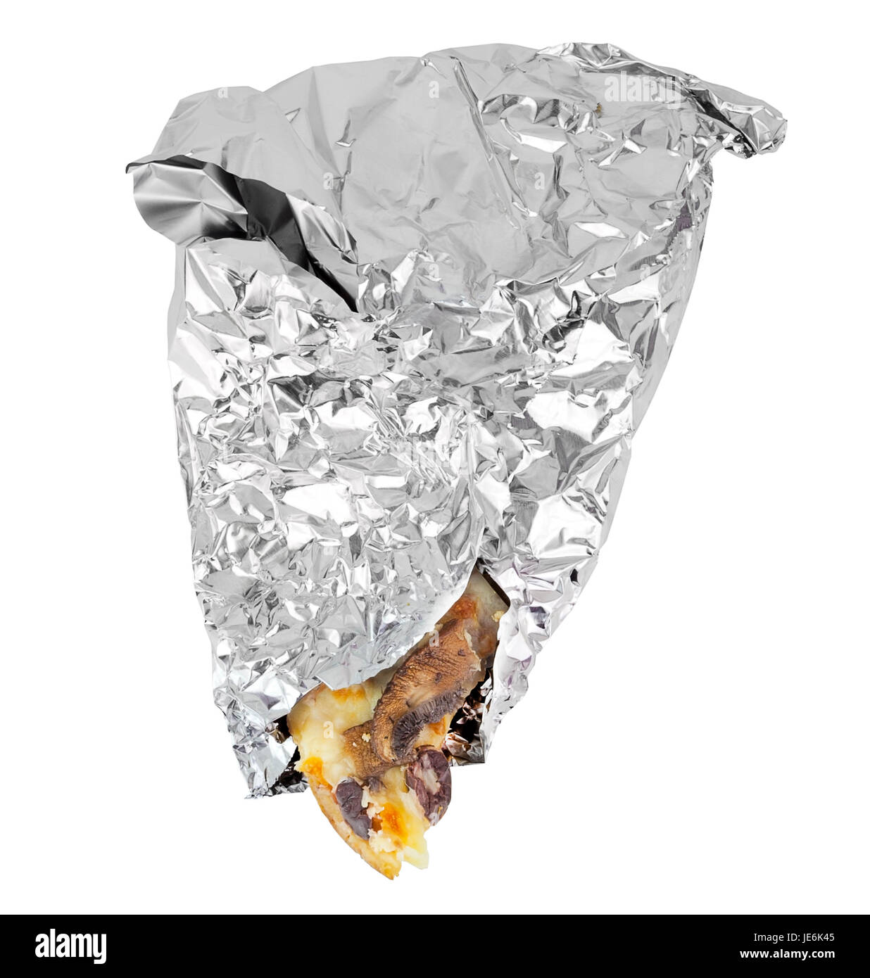 Les restes de tranche de pizza enveloppé dans du papier d'aluminium avec la pointe de pizza montrant. Isolées. Banque D'Images