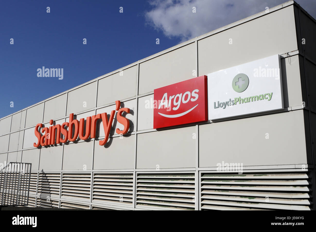 Supermarché Sainsburys avec logo Argos et Lloyds Pharmacy Retail Outlet Banque D'Images