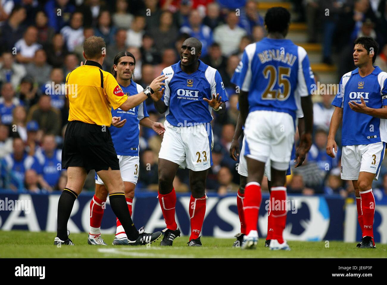 SOL CAMPBELL & GRAHAM POLL PORTSMOUTH V WEST HAM UTD FRATTON PARK PORTSMOUTH ANGLETERRE 14 Octobre 2006 Banque D'Images