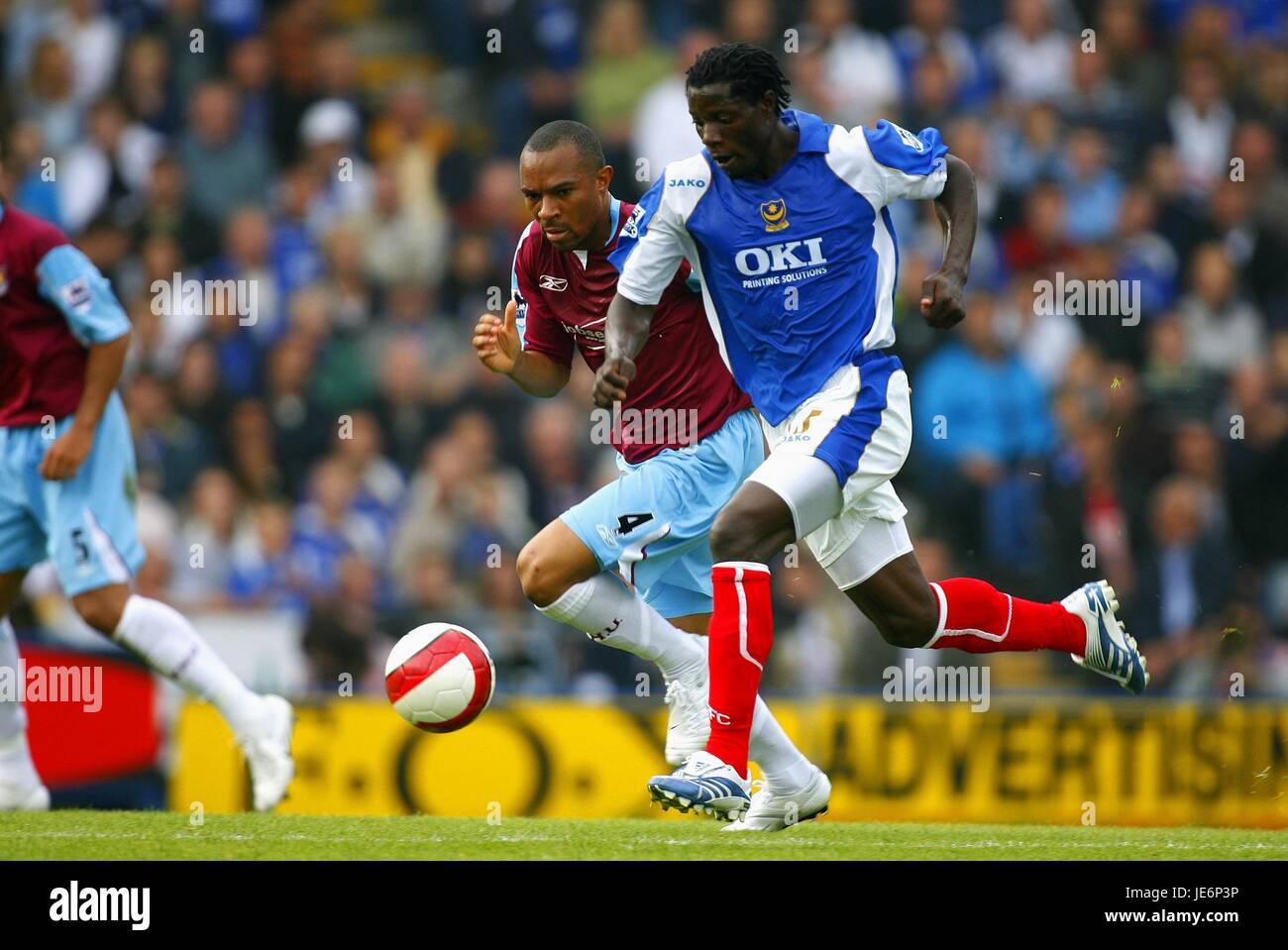 BENJANI & DANNY GABBIDON PORTSMOUTH V WEST HAM UTD FRATTON PARK PORTSMOUTH ANGLETERRE 14 Octobre 2006 Banque D'Images