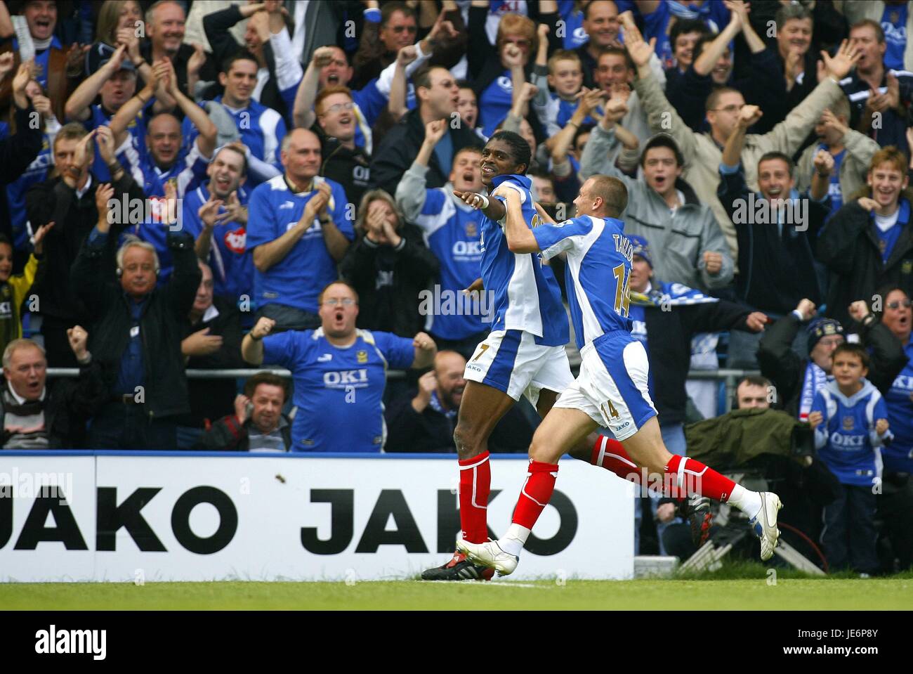 KANU & MATTHEW TAYLOR PORTSMOUTH V WEST HAM UTD FRATTON PARK PORTSMOUTH Grande-bretagne 14 Octobre 2006 Banque D'Images