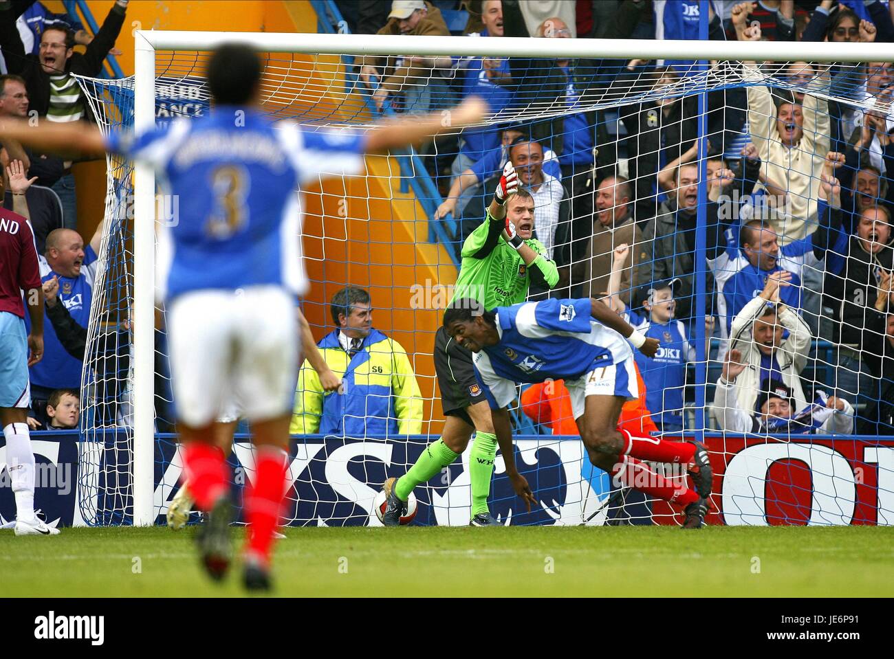 KANU CÉLÈBRE & CARROLL APPE PORTSMOUTH V WEST HAM UTD FRATTON PARK PORTSMOUTH Grande-bretagne 14 Octobre 2006 Banque D'Images