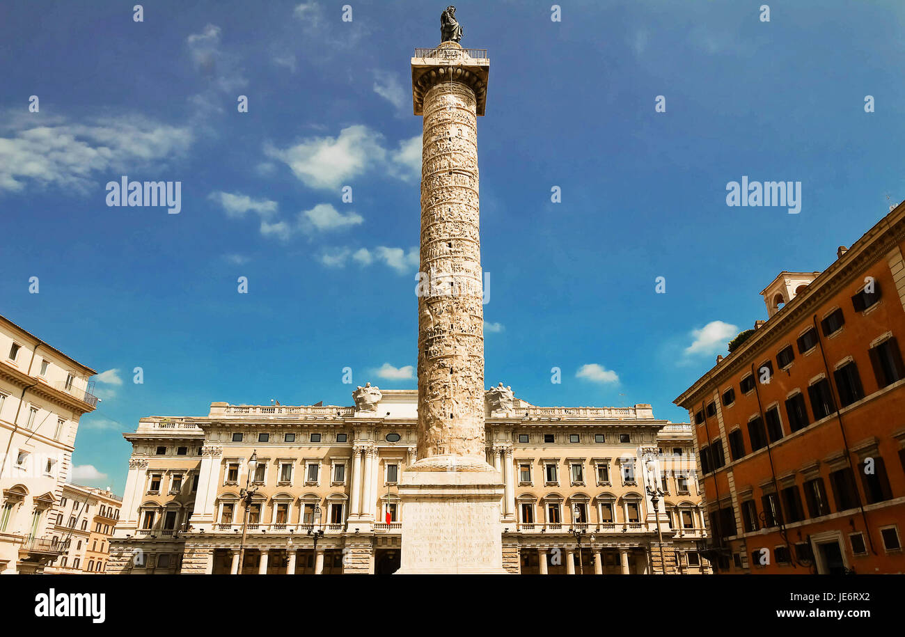 En colonne de Marc-aurèle sur la Piazza Colonna place Saint-Pierre à Rome,  Italie. Il s'agit d'une colonne dorique à environ 100 pieds de haut  construit en 2e siècle AD et featuri Photo