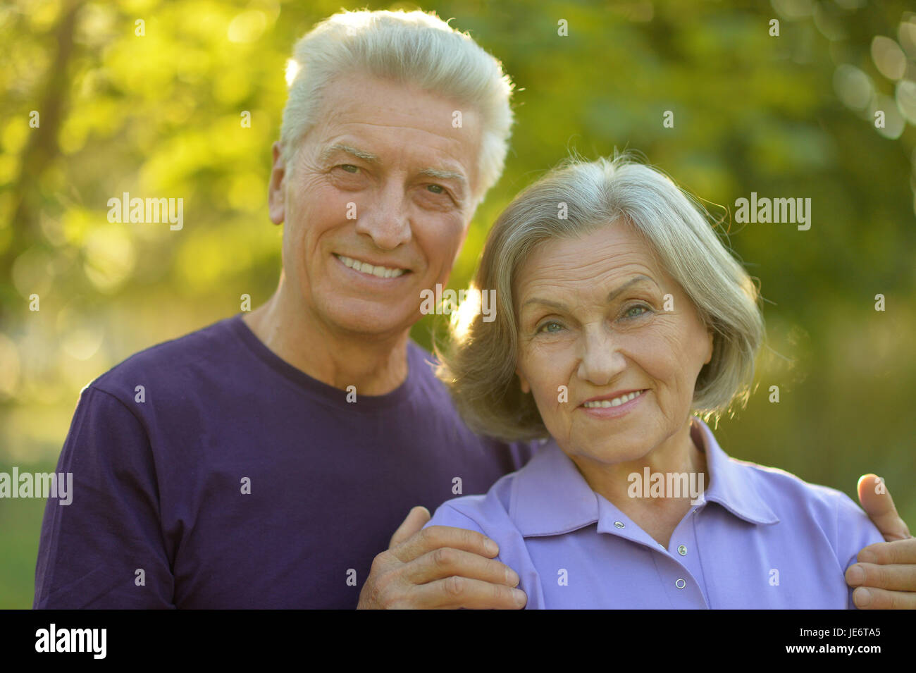 Senior couple hugging Banque D'Images