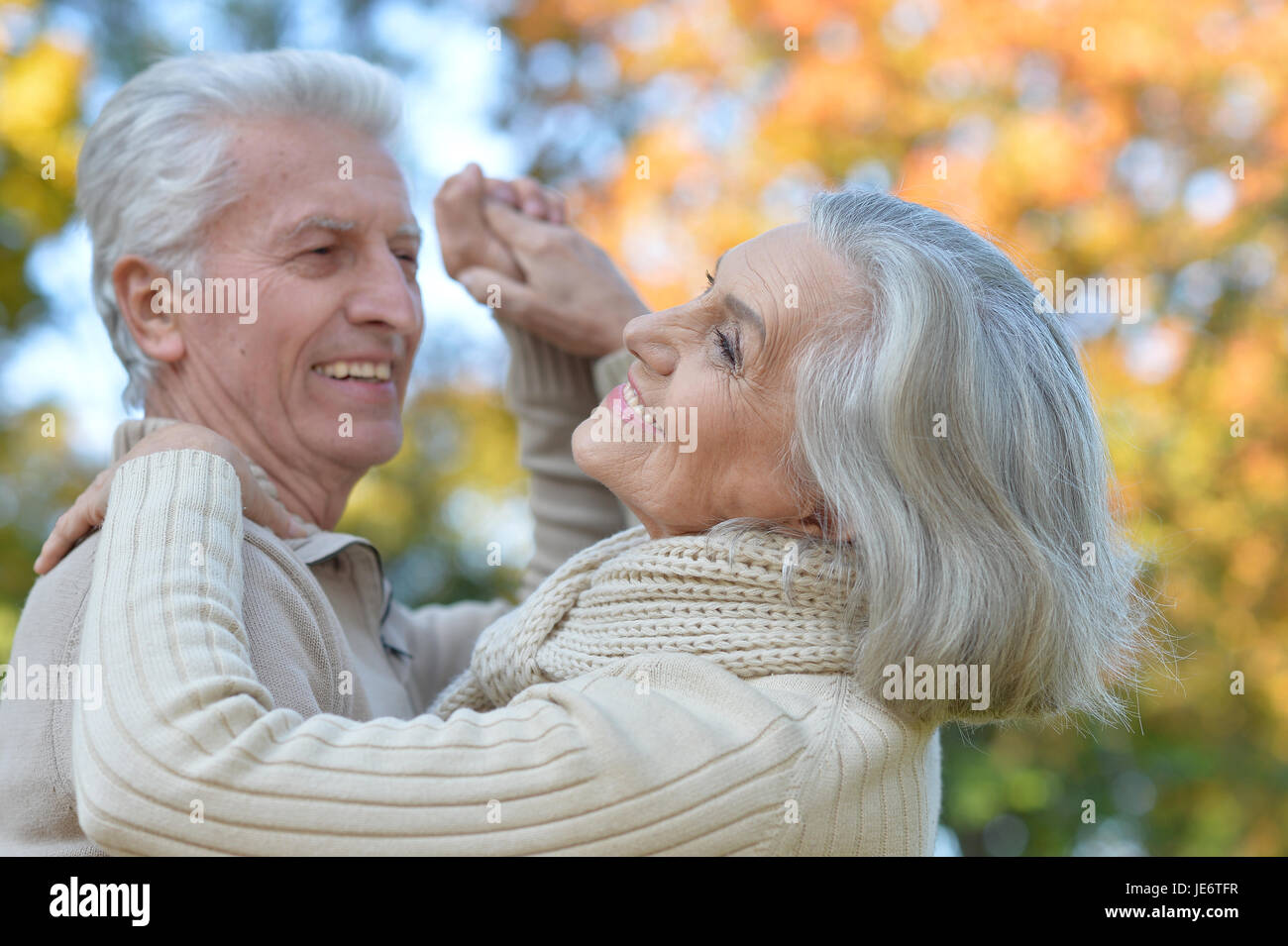 Senior couple dancing in the park Banque D'Images