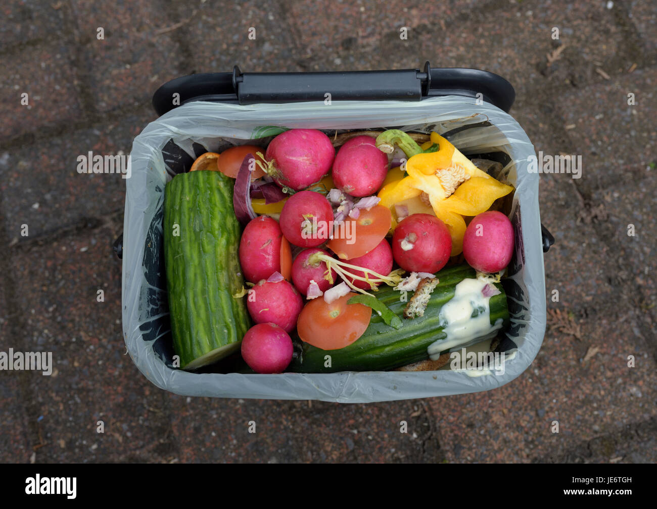 Chariot alimentaire, déchets de cuisine pour compositing couvercle ouvert, avec sac de recyclage compostable complet sur allée de brique à bury lancashire royaume-uni Banque D'Images