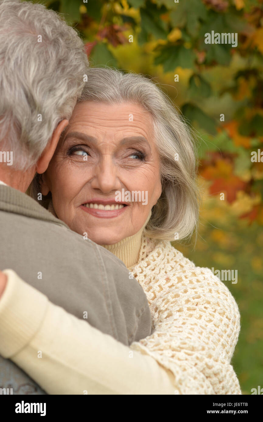 Senior couple dancing in the park Banque D'Images