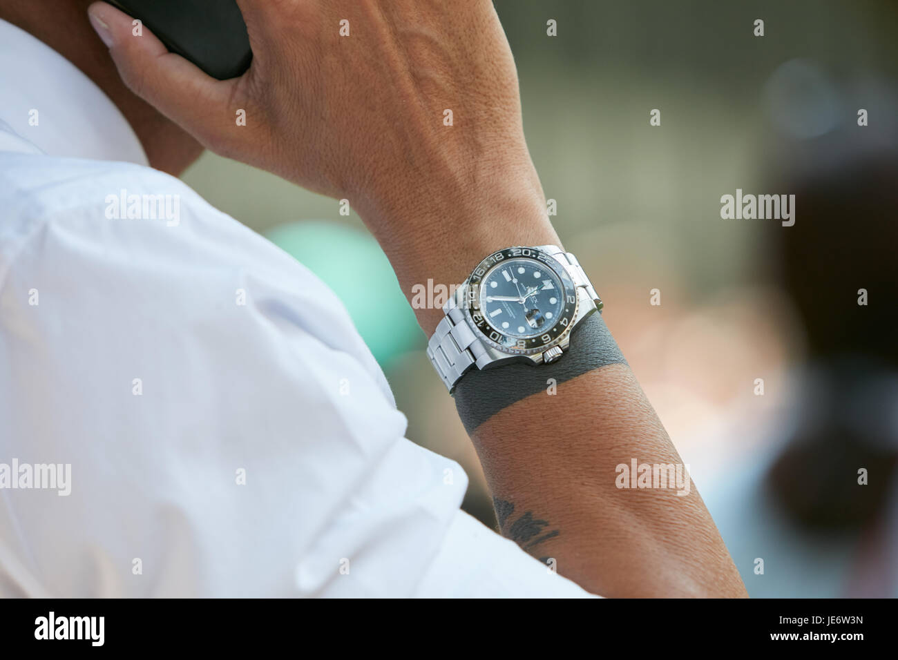 MILAN - le 17 juin : Rolex Submariner watch et black bracelet tatouage avant d'Emporio Armani fashion show, Milan Fashion Week street style sur Juin Banque D'Images