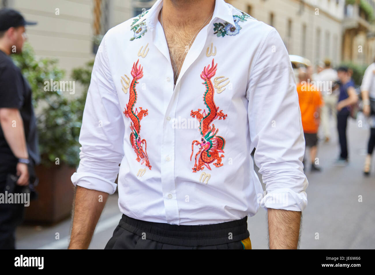 MILAN - 17 juin : l'homme avec la chemise blanche avec orange dragons et  décorations florales avant Versace fashion show, Milan Fashion Week street  style sur Juin Photo Stock - Alamy