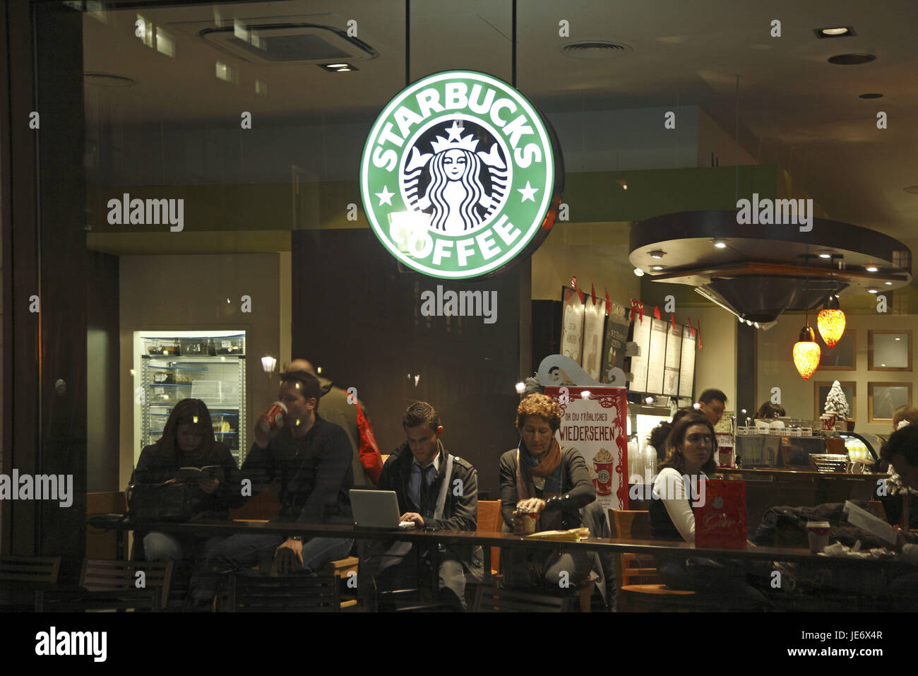 Allemagne, Berlin, Noël, Paris, Starbucks café, le soir, Banque D'Images