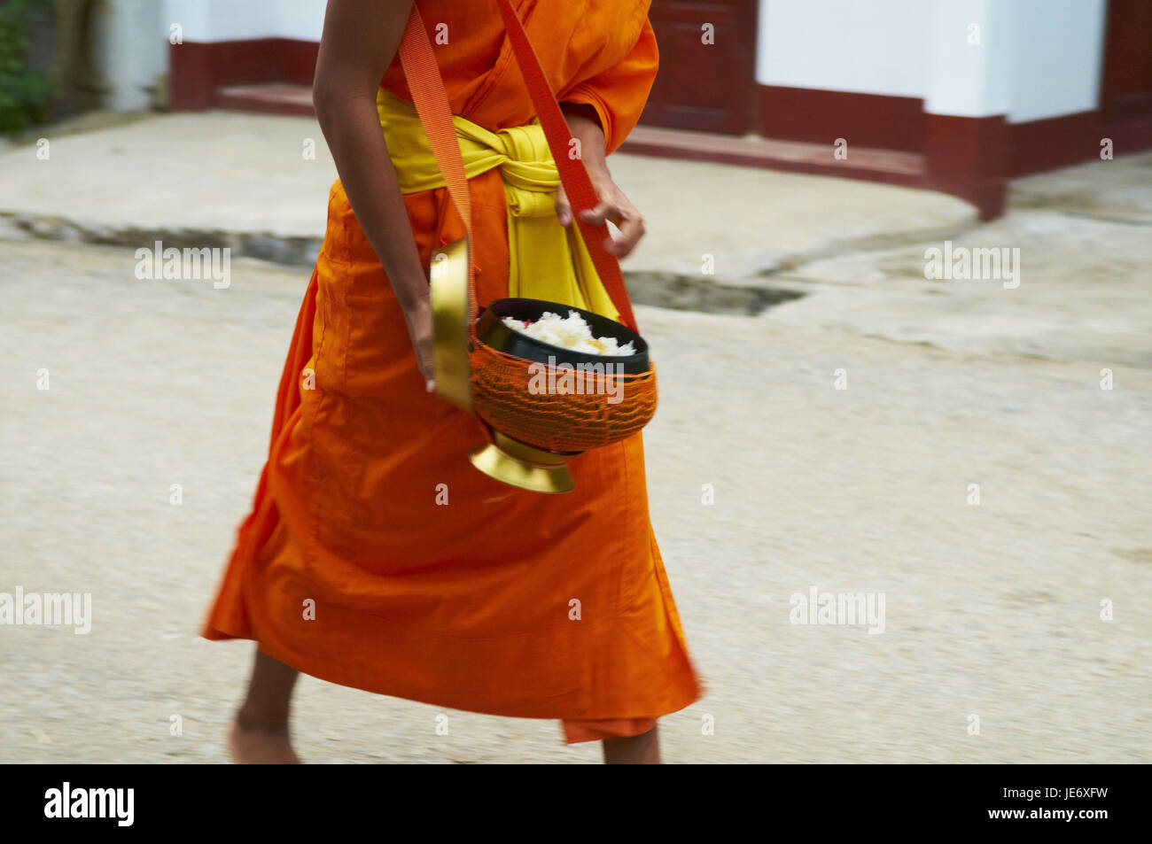 Laos, province de Luang Prabang, ville de Luang Prabang, le moine bouddhiste recueille des aumônes et de riz, Banque D'Images