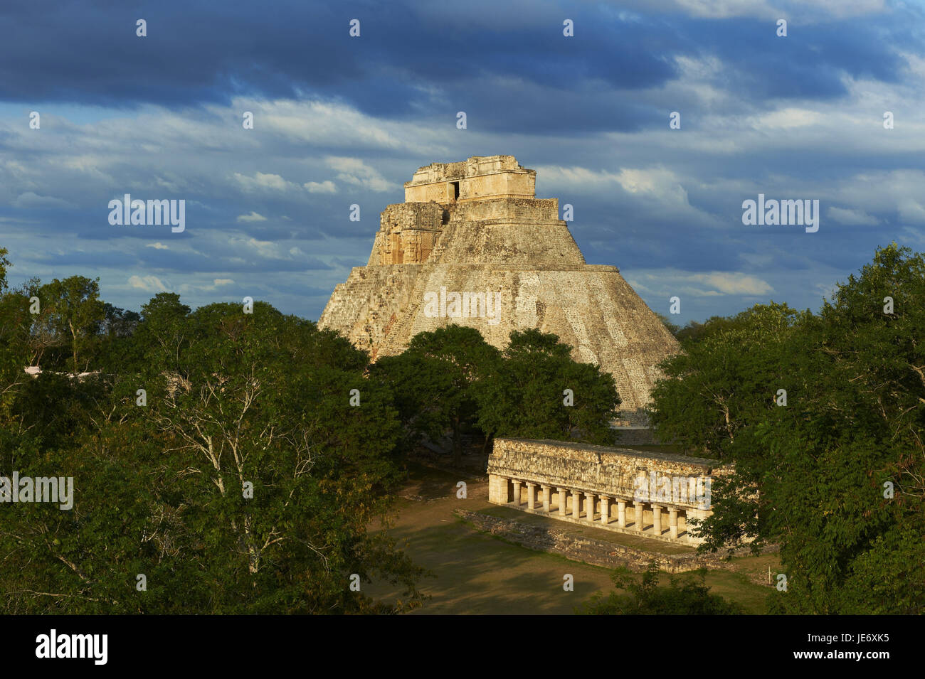 Le Mexique, Yucatan, Uxmal, ruine, site Maya's culture, patrimoine mondial de l'UNESCO, pyramide du magicien et de l'espace, jeu de balle Banque D'Images
