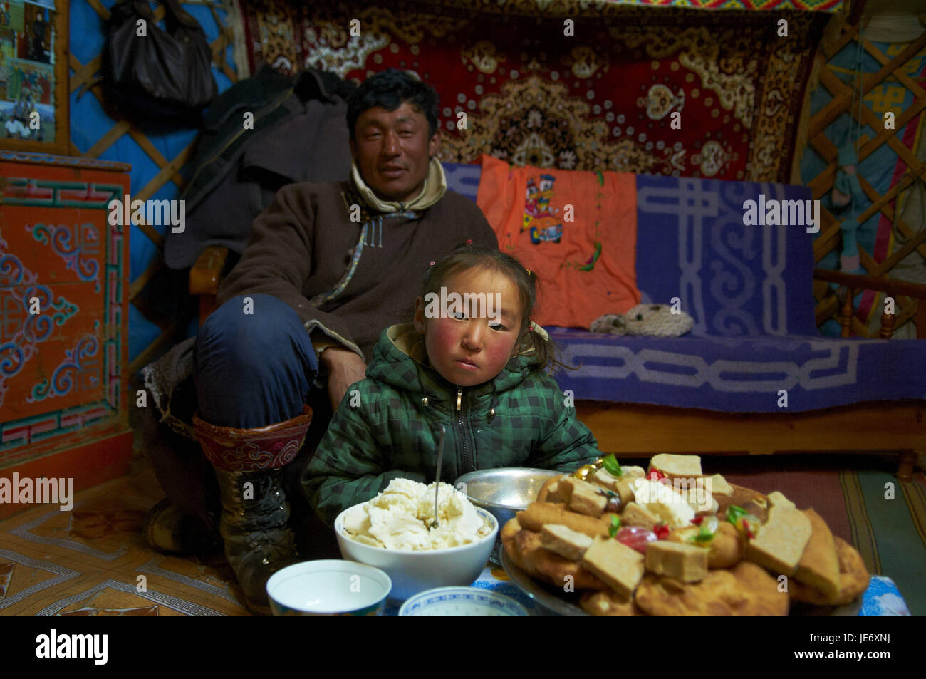 La Mongolie, province Khovd, hiver, Jurte, à l'intérieur, les nomades, jeune homme avec son fils, Banque D'Images