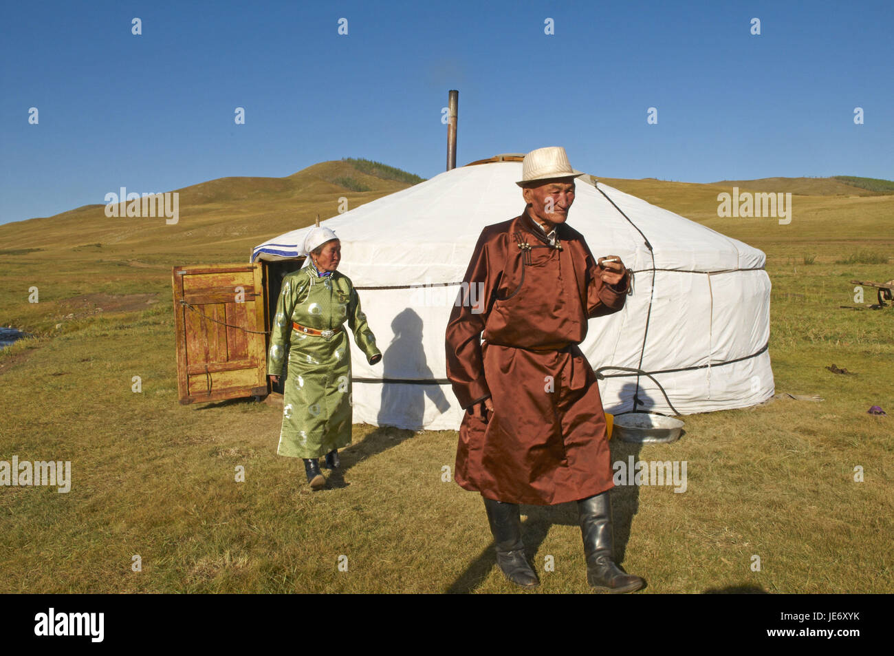 La Mongolie, l'Asie centrale, la province Arkhangai, nomad en vêtements traditionnels avant son Jurte, Banque D'Images