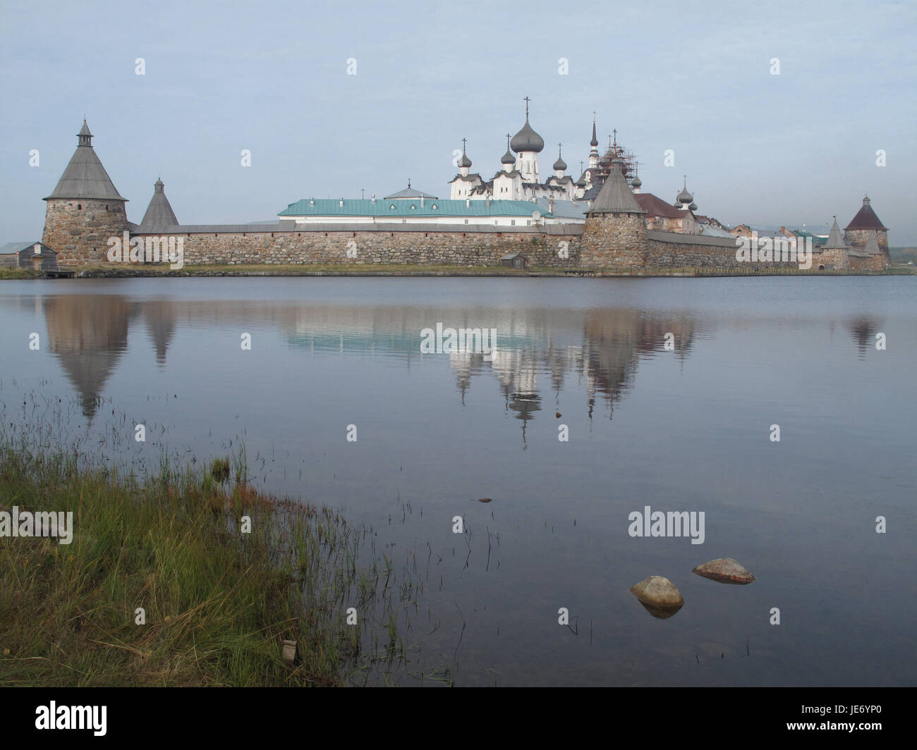 La Russie, Îles Solovetski, mur de protection, tours, Solowezki Solowezki, rivière, cloître, cloître, à l'extérieur, mur de défense, l'architecture, ciel, bleu, l'héritage culturel mondial de l'UNESCO, de l'eau, personne, de réflexion, de religion, de clochers, de Banque D'Images