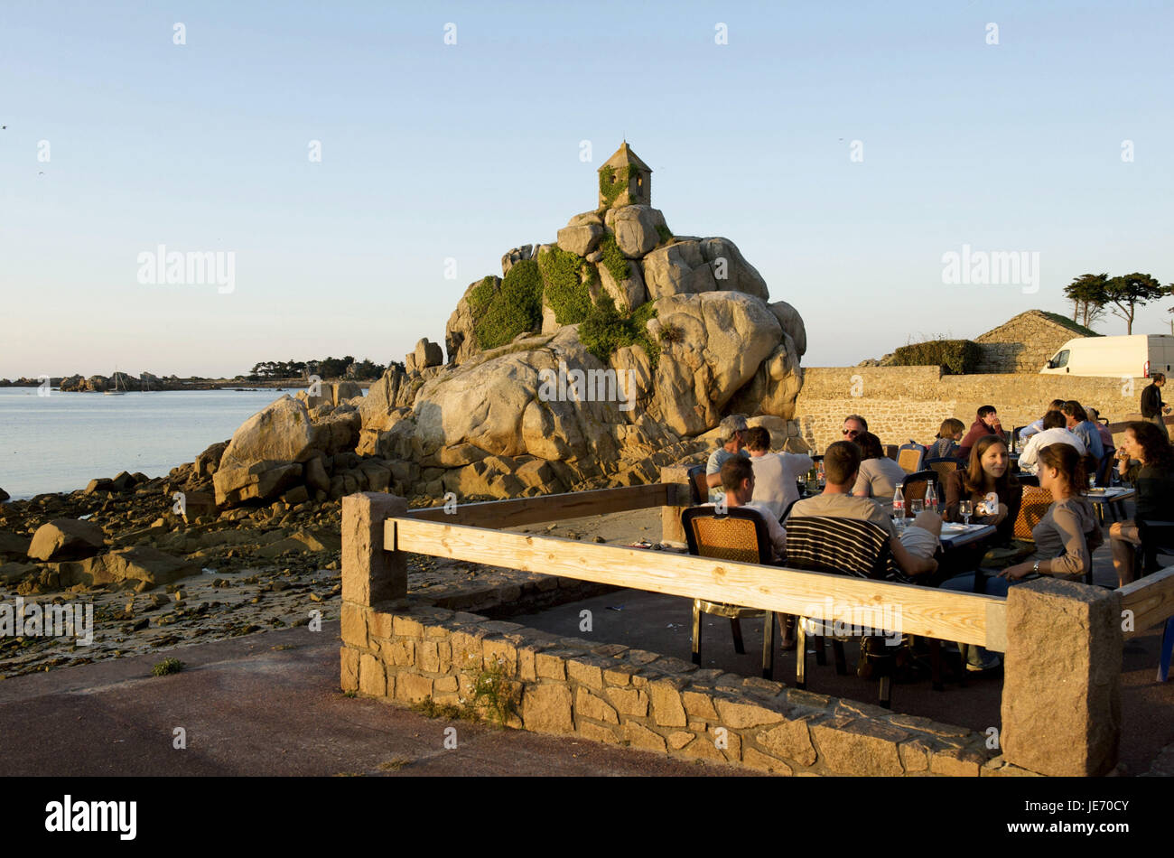 Europe, France, Bretagne, Côte d'Armor, Port-Blanc, les touristes sur une terrasse d'un restaurant, Banque D'Images
