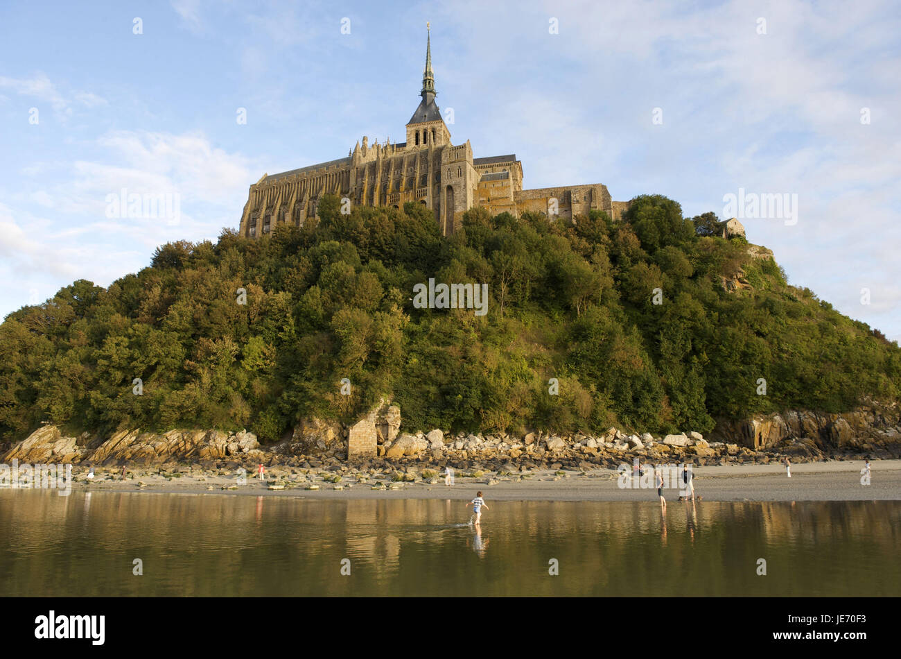 Europe, France, Bretagne, certains touristes, sur la plage du Mont Saint Michel, Banque D'Images