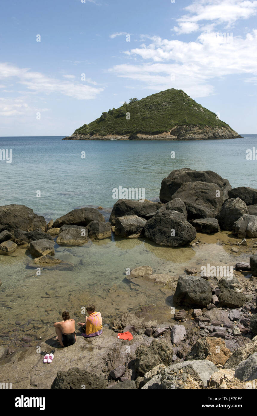 L'Italie, la Toscane, la Maremma, Monte Argentario, deux personnes regardez une petite île, Banque D'Images