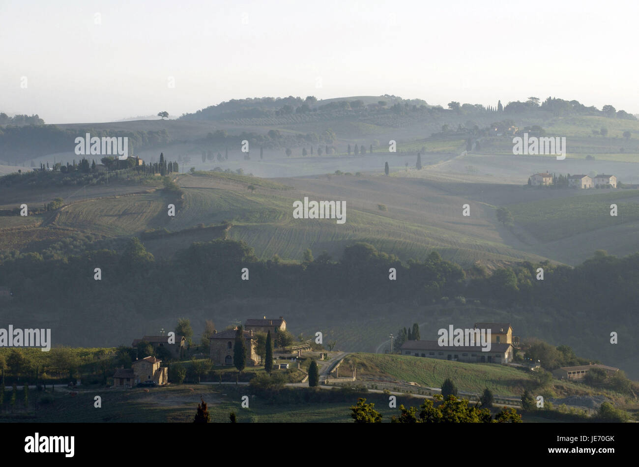 L'Italie, l'Europe, Toscane, Val d'Orcia, vue sur des maisons dans la vallée, Banque D'Images