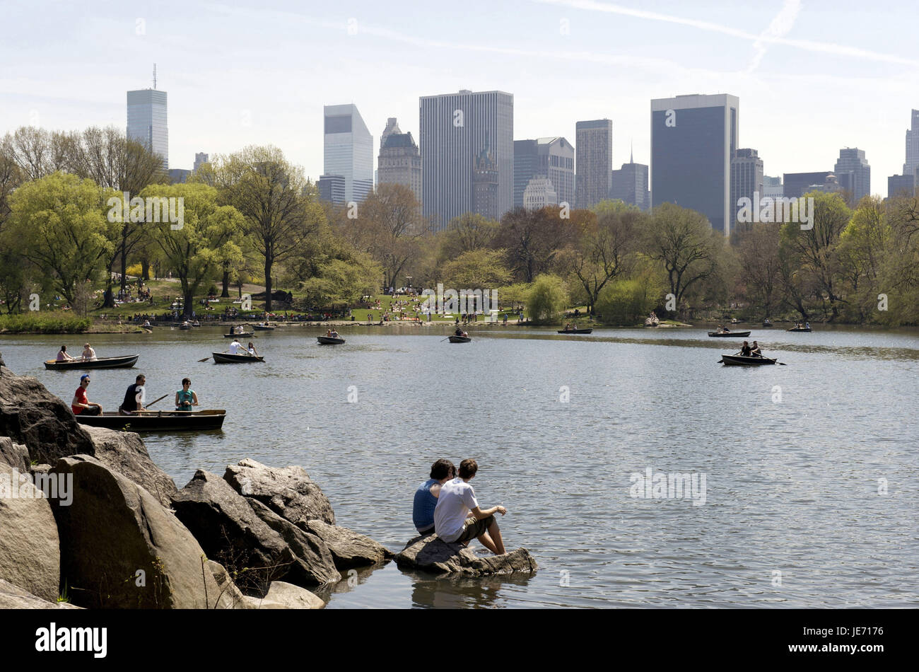 Les USA, l'Amérique, New York, Manhattan, Central Park, vue sur le lac sur des tours, Banque D'Images