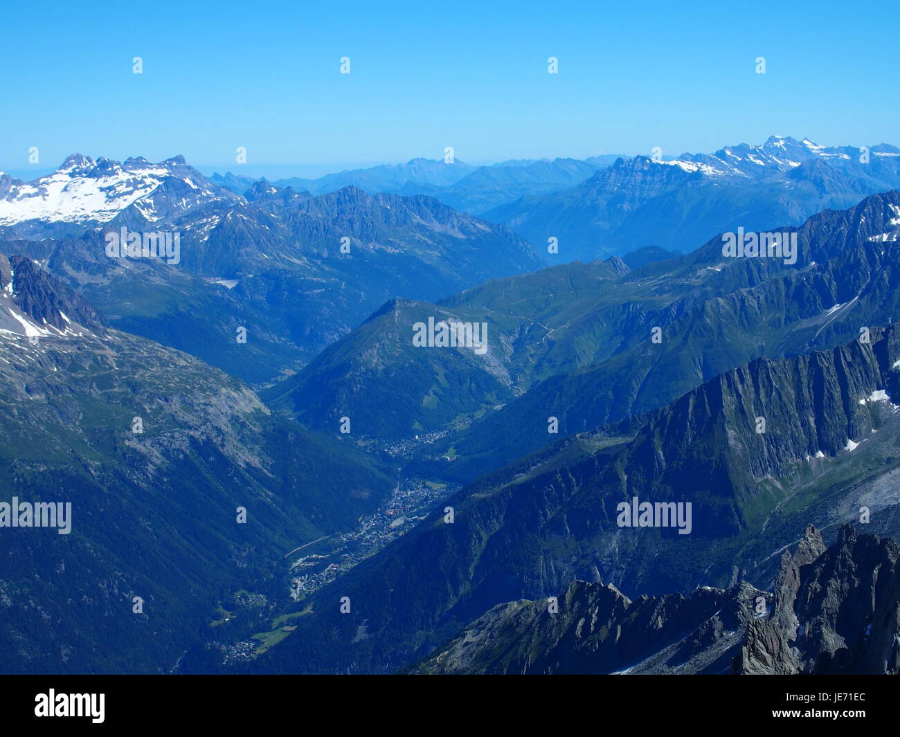 Paysage de montagnes alpines dans beauté français, italien et suisse vu de l'Aiguille du Midi à CHAMONIX MONT BLANC EN FRANCE avec un ciel clair. Banque D'Images