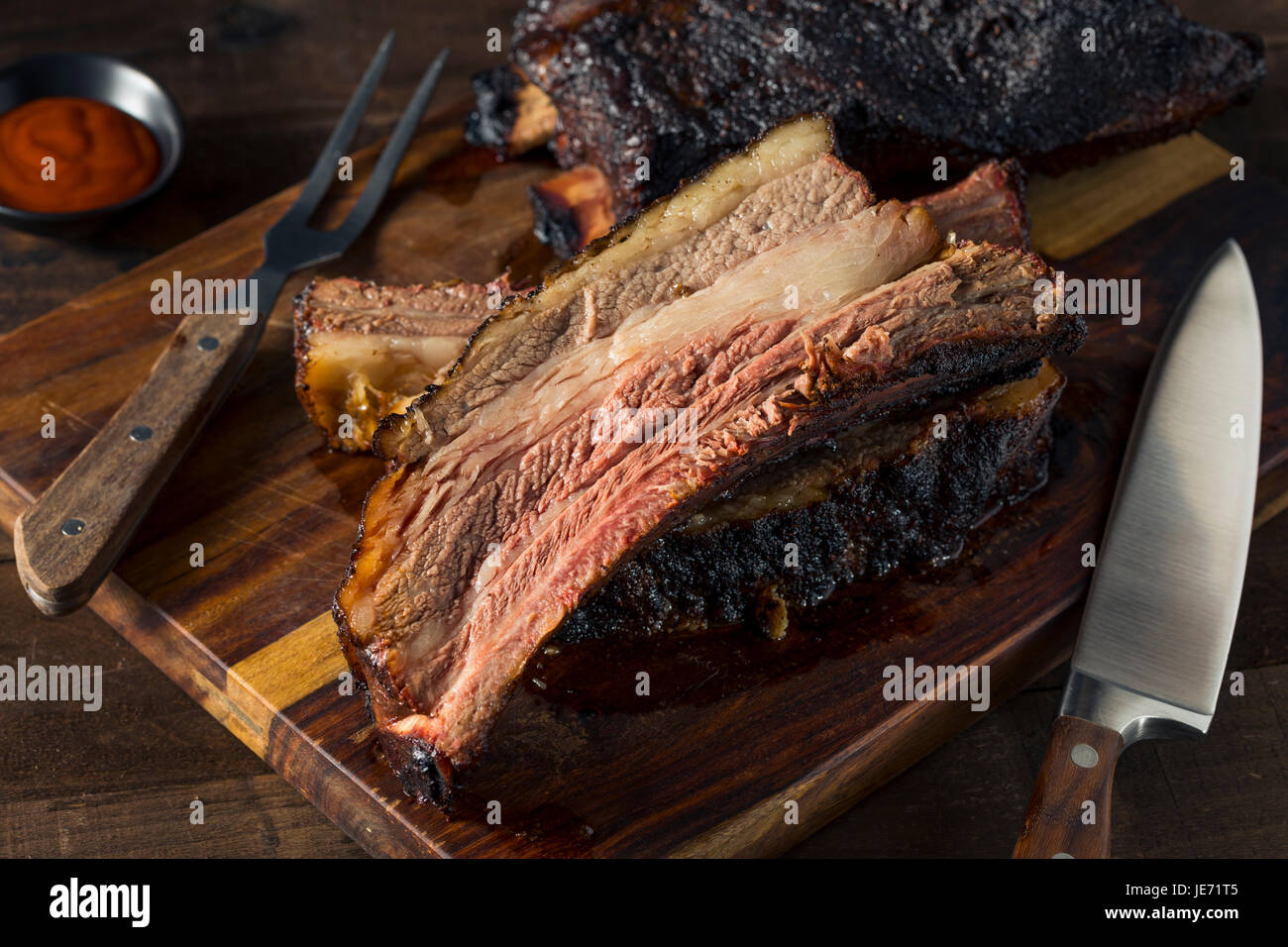 Côte de boeuf fumé délicieux avec la Sauce Barbecue Banque D'Images