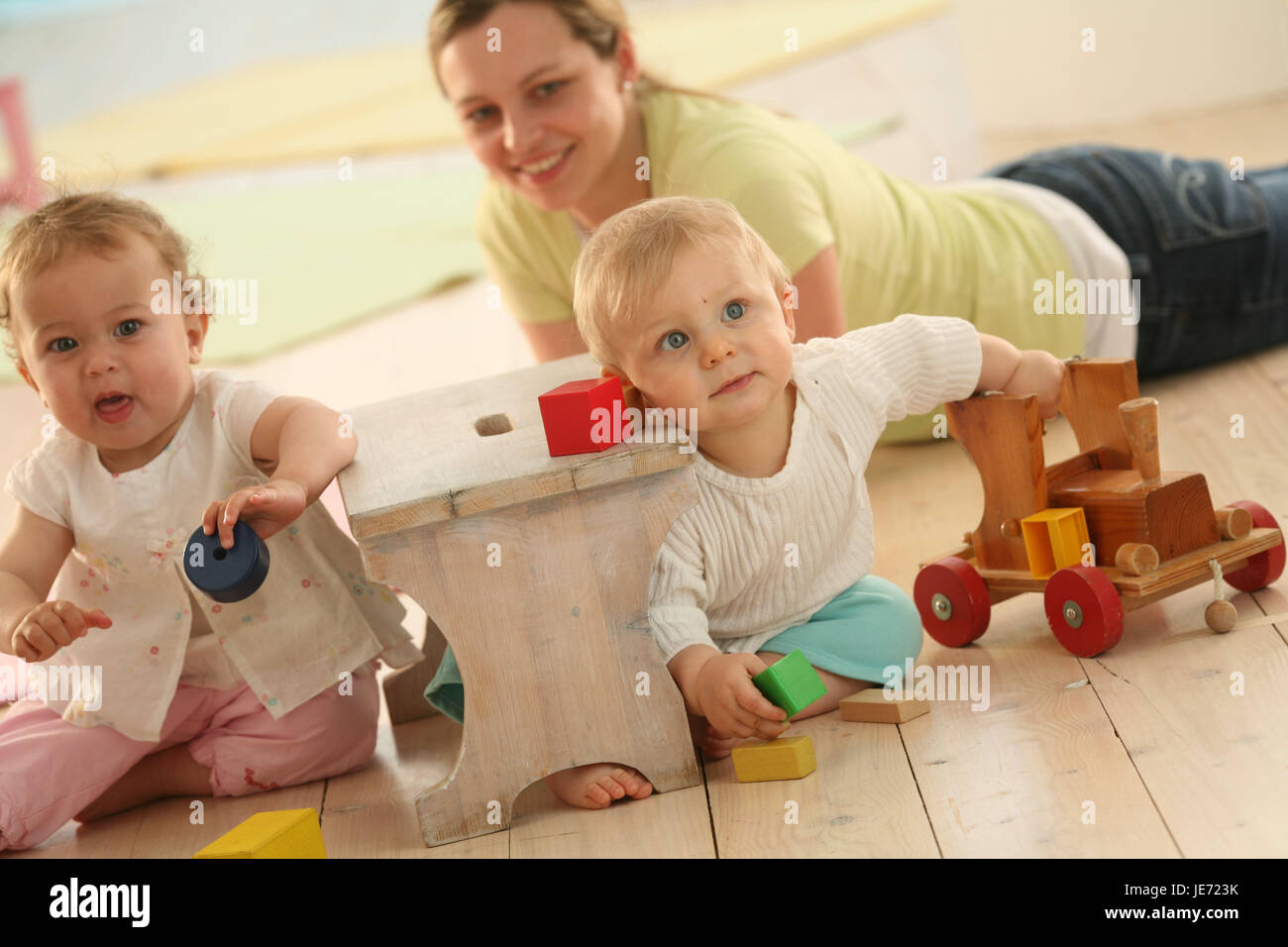 Bébé, 9 mois, mère, jouer, jouets en bois, jouets, l'habillement, blonde, de découvertes, d'amis, rejoindre, groupe, intérieur, garçon, personne, femme, fille, jouets, fun, tabouret en bois, locomotive, Banque D'Images