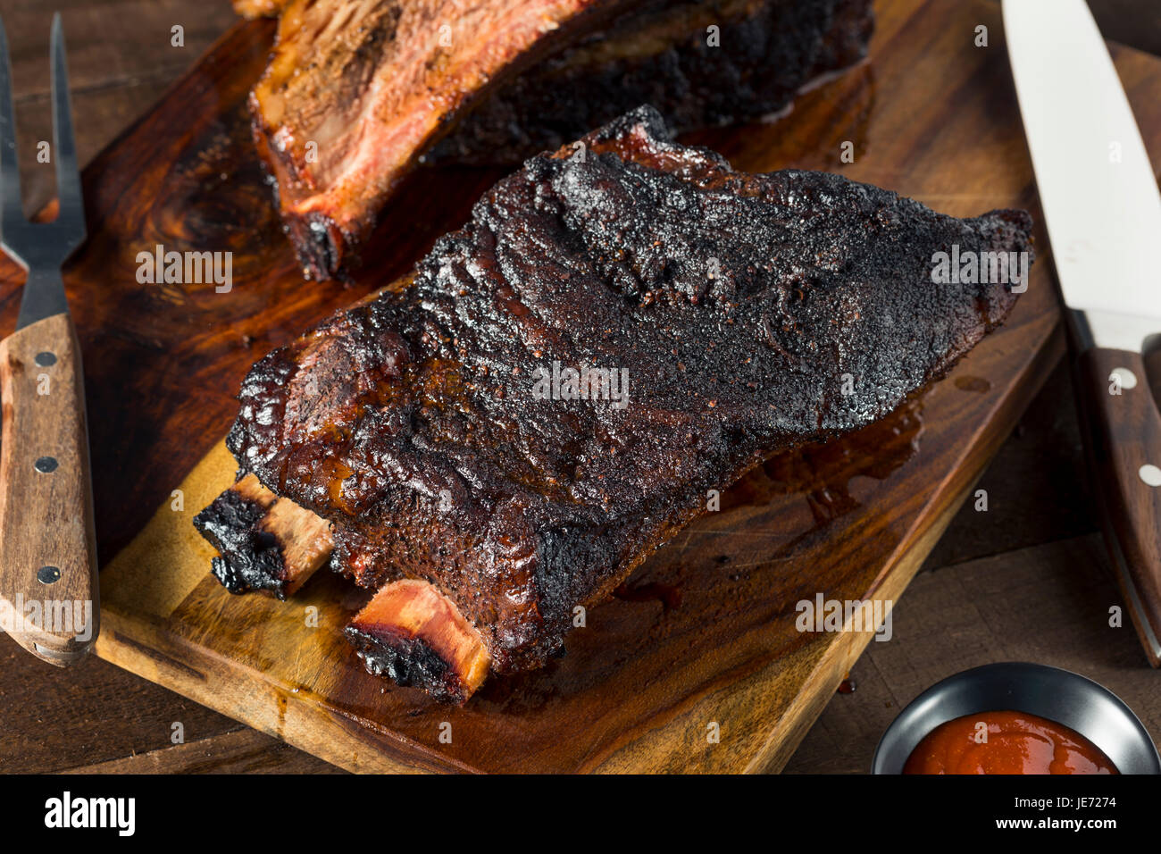 Côte de boeuf fumé délicieux avec la Sauce Barbecue Banque D'Images