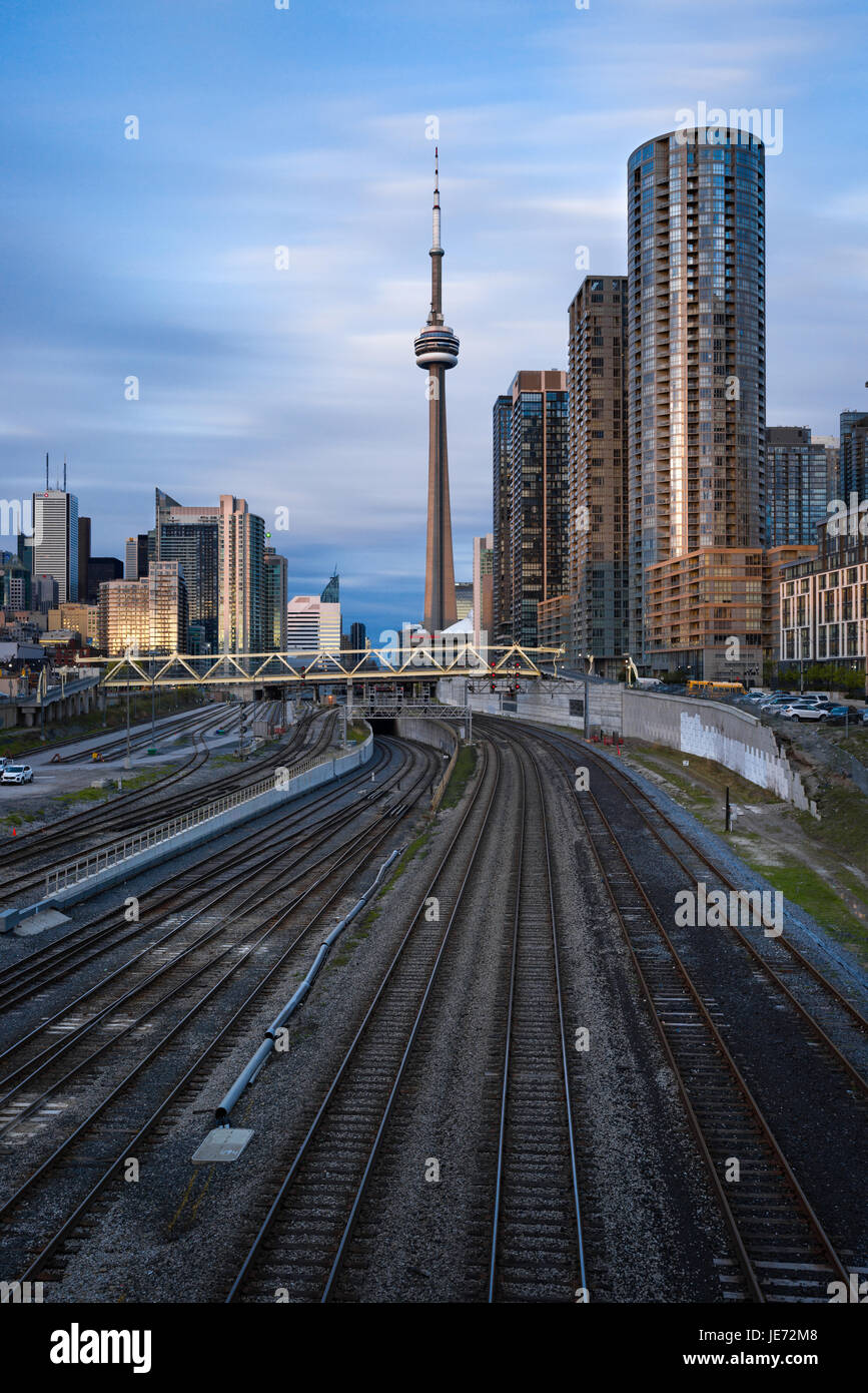 Ville de Toronto au coucher du soleil avec la Tour CN et les lignes de chemin de fer, de l'Ontario, Canada Banque D'Images