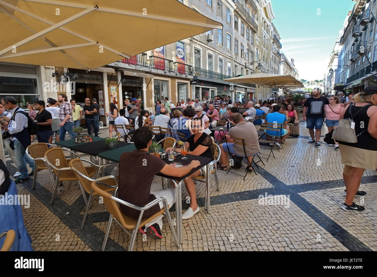 Café en plein air Portugal Lisbonne Bairro Alto Banque D'Images