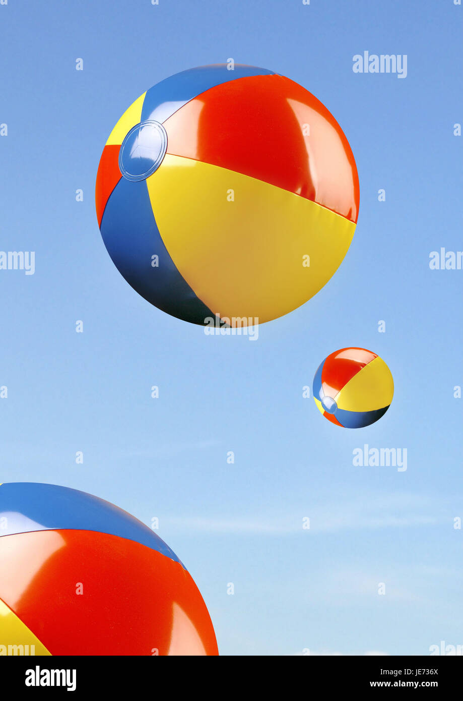 Beach-balls, ciel nuageux, Banque D'Images