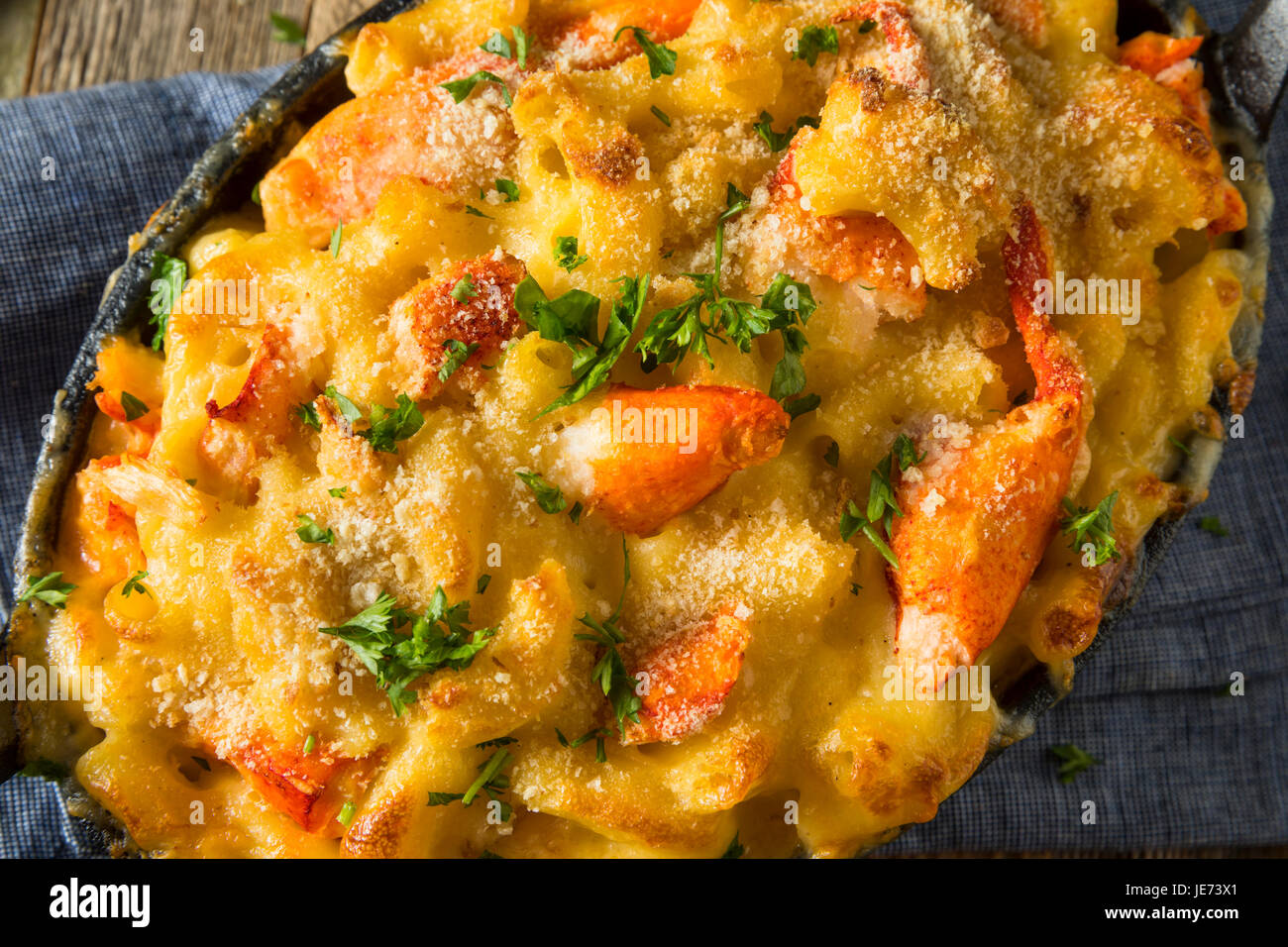 Homard maison Macaroni au fromage avec le persil et le poivre Banque D'Images
